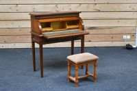Bureau à cylindre en merisier reposant sur quatre pieds en g…