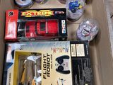 une boîte remplie de jouets et un hélicoptère télécommandé