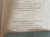 un livre ouvert avec une liste sur une table