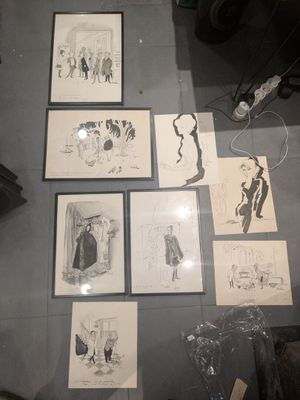 il y a beaucoup de dessins par terre dans cette pièce