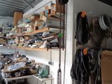 un garage encombré d'objets divers et d'outils