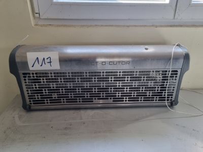 un petit climatiseur posé sur un comptoir