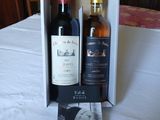 deux bouteilles de vin posées dans une boîte sur une table