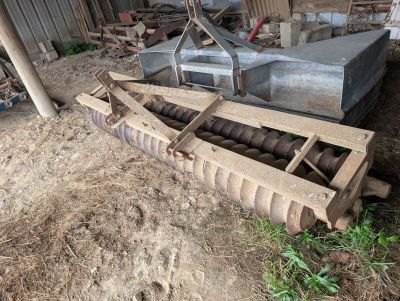 une grande machine qui repose dans la terre