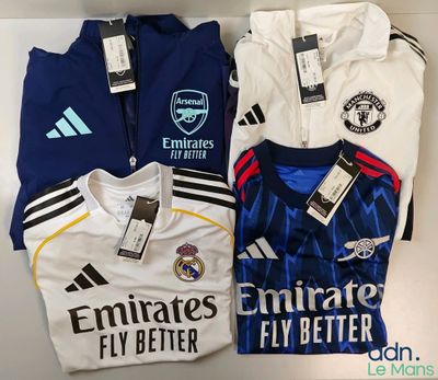 un lot de trois maillots de foot posés sur une table