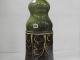 un vase vert orné d'un motif noir et doré