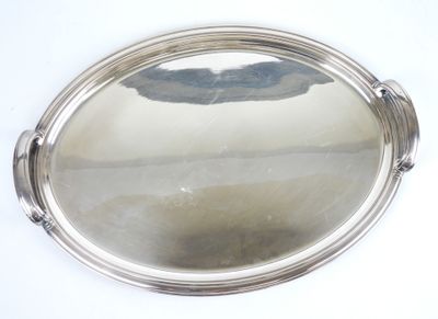 un plateau en argent avec un miroir sur une table