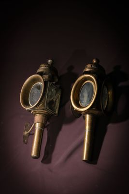 deux masques à gaz anciens en laiton sur fond violet