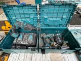 deux outils électriques dans une boîte bleue posée par terre