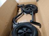 une boîte en carton contenant une paire de roues