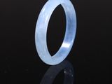 une bague en jade bleu sur un fond noir