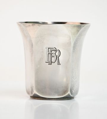 une coupe en argent sur laquelle figure la lettre « r »