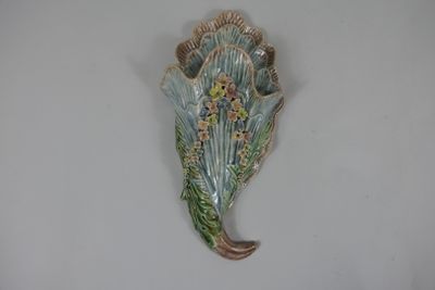 une décoration murale représentant une tête de poisson accrochée au mur
