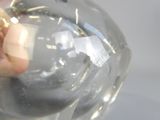 une main tenant un verre dans lequel se trouve quelque chose