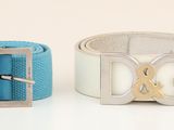 une paire de ceintures bleues et blanches avec des boucles argentées sur fond blanc