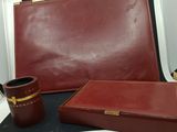 un étui en cuir rouge et une boîte en cuir marron