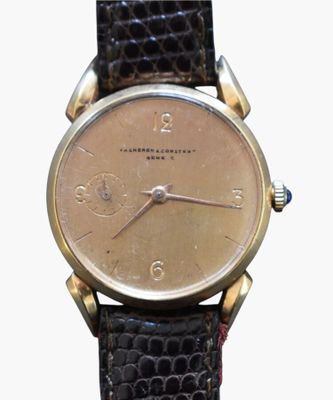 gros plan d'une montre-bracelet avec un bracelet noir