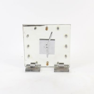 une horloge blanche posée sur une table