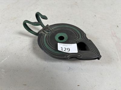 un objet noir et vert sur lequel est accrochée une étiquette