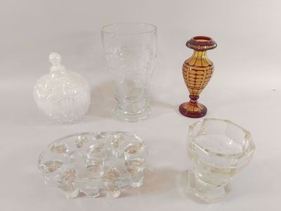 un grand nombre d'objets en verre posés sur une table