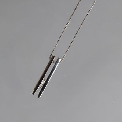 Collier avec un pendentif en argent massif monté sur une chaîne en argent