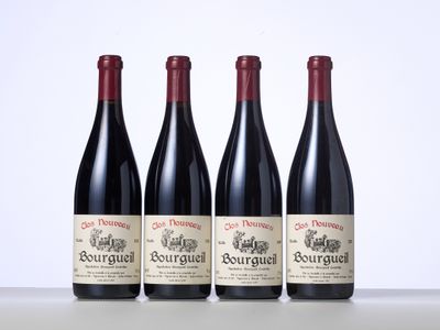 trois bouteilles de vin rouge sont alignées sur une table