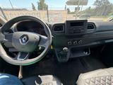 l'intérieur d'une voiture avec un volant et des commandes sur le tableau de bord