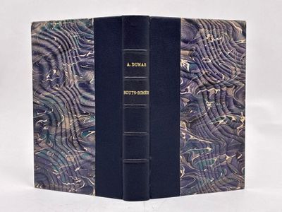 un livre noir à la couverture bleue sur fond blanc