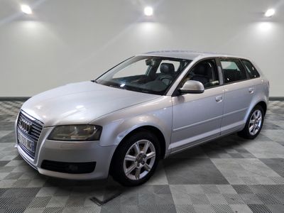 une image d'une voiture argentée garée dans un garage