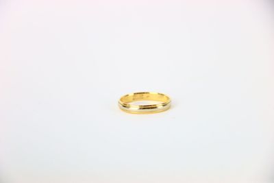 un anneau d'or sur une surface blanche