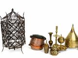 un grand nombre d'objets différents posés sur une table