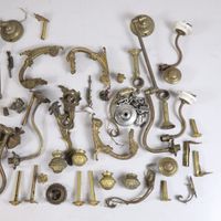 Lot d'éléments en bronze doré, dont embrasses de rideaux et … (photo 3)