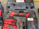 une photo d'une trousse à outils posée dans un coffret sur le sol