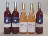 quatre bouteilles de vin posées les unes à côté des autres sur une table