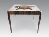 une table avec un plateau en verre orné d'un motif en forme d'étoile