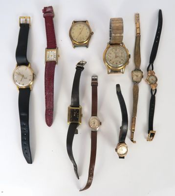 plusieurs types de montres sont présentés sur une surface blanche