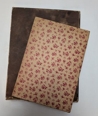 deux vieux livres sont posés l'un sur l'autre