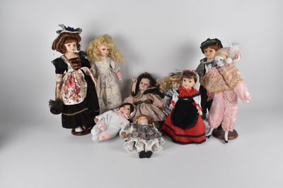 Réunion de poupées modernes et diverses avec tête en porcela…
