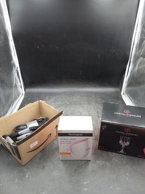 une boîte contenant une télécommande et une autre boîte contenant un téléphone portable