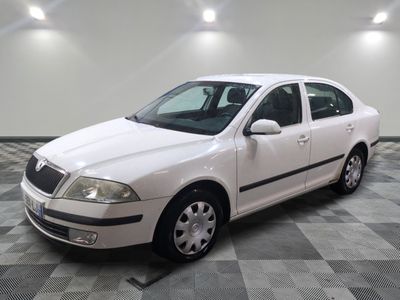 une photo d'une voiture blanche garée dans un garage