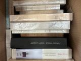 beaucoup de livres empilés les uns sur les autres dans une boîte