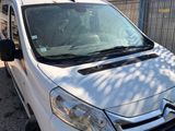 la camionnette blanche est garée sur le côté de la route
