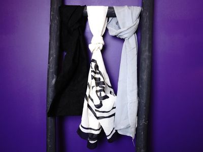 Ensemble de 3 étoles, 2 en soie et 1 en dentelle, dans les t… - Photo 1