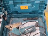 une boîte bleue contenant des outils, posée sur le sol