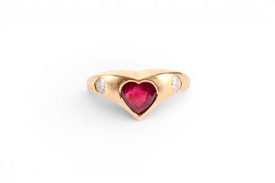 BAGUE en or jaune 750 millièmes sertie d'un rubis en forme d…