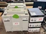 un grand nombre de boîtes empilées les unes sur les autres