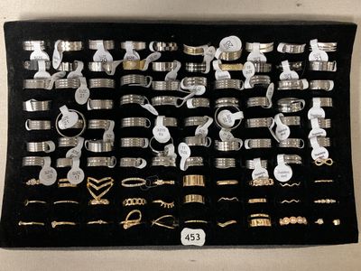 une photo présentant une sélection de bagues et de bracelets