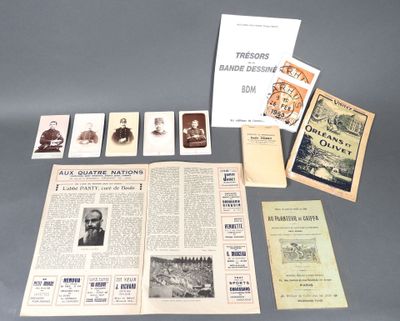 beaucoup de vieux livres et de brochures sur la table