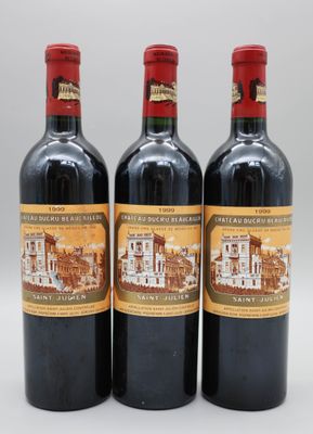 trois bouteilles de vin rouge posées côte à côte sur une table