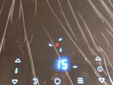 une photo d'une horloge posée sur la vitre d'une voiture